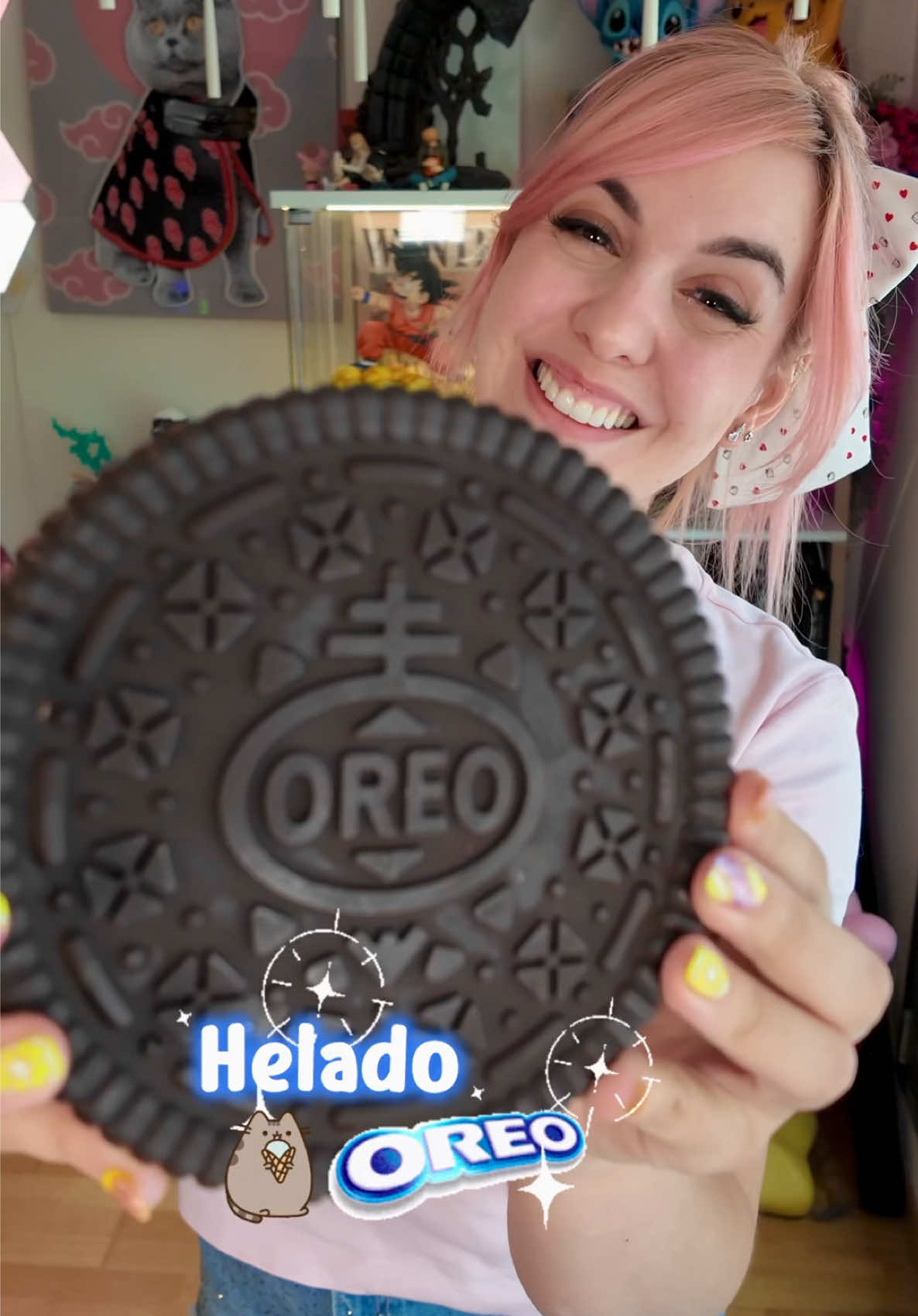 🍦 HELADO DE OREO💖 @burpee_vet⁣ 🌸 ¿Para qué conformarse con una oreo normal cuando puedes tenerla en tamaño XXL y helada?🤭 por supuesto para esta receta puedes usar perfectamente moldes para helado, queda super cremosa y es muy sencilla    🌸INGREDIENTES  ➖ 150 gr de chocolate  ➖ 10 gr de cacao alcalino, opcional es solo para dar un color más oscuro ➖ 200 ml de nata para montar ➖ 30 gr de leche en polvo ➖ esencia de vainilla  ➖ 4 gr de endulzante yummy sabor vainilla (o 40 gr de azúcar) ➖ 100 gr de chocolate blanco 🍦 Cubre el molde con el chocolate y deja en el congelador mientras preparas el relleno para que endurezca 🍦 Mezcla los ingredientes del relleno y bate hasta que espese. Rellena el molde y deja en el congelador mínimo 4 horas 🍦 Cubre de nuevo con más chocolate  #tiktokespaña #cocinaentiktok #postres #recetas 