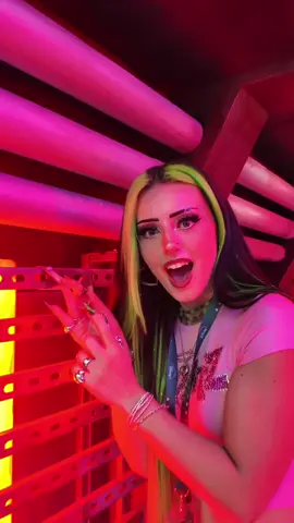 Bin ich ein Alien? 👽💚 Checkt jetzt die Experience auf der Gamescom in Halle 6.1 & danach Alien: Earth auf Disney+ ab 🍿✨ @Disneyplusde #AlienEarth #DisneyPlus #FX #Alien #gamescom 