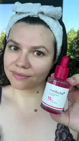 Am descoperit un nou ser pentru îngrijirea tenului: Medicube TXA 15% Niacinamide. Acesta estompează petele pigmentare, uniformizează nuanța pielii și netezește textura. Formula sa este ușoară și non lipicioasă, se absoarbe rapid, lăsând tenul luminos și fresh.  @medicube global @YesStyle  #YesStyle #YesStyleInfluencers #YesStyleReview #medicube 