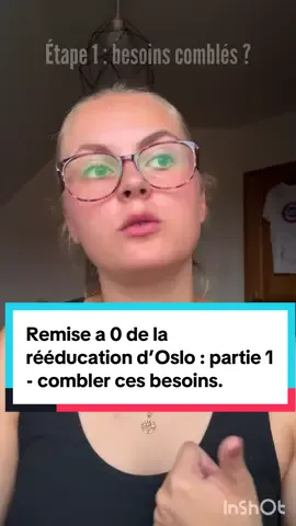 Reprendre à 0 la rééducation d’Oslo, c’était une décision nécessaire au vu de l’absence de résultats fiables. Il faut savoir se remettre en question et prendre du recul. Je suis d’ailleurs en contact avec une éducatrice pour m’aider a justement avoir un avis extérieur. Pour ceux qui se demandent oui j’avais bien fait la formation Impact Réactivité de Cynotopia que je ne peux que vous recommander d’ailleurs. Mais dans le contexte où on vit, les progrès que vous avez pu voir dans les vidéos de la formations se sont vites estompés parce qu’on n’entretenait simplement pas le travail. Dans notre quotidien on croise rarement du monde, forcément moins on pratique, vite on oublie. #chienreactif #reactivedog #positivedogtraining #educationcaninepositive #chiensensible 
