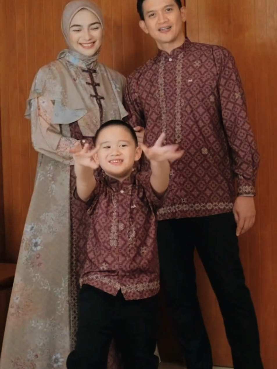 Cantiknya Citra Kirana pas pakai Dress Luxury ini bikin pangling banget Bun ✨ Detail payet kristal menjuntai, outer flowy, dan potongannya anggun banget. Kalau artis aja pilih ini, berarti memang harus punya, kan? 🤍 Gercep japri aku yuk, bonus bros mewah masih ada 💌 #sarimbit #sarimbitkeluarga #sarimbit2026 #sarimbitlebaran 