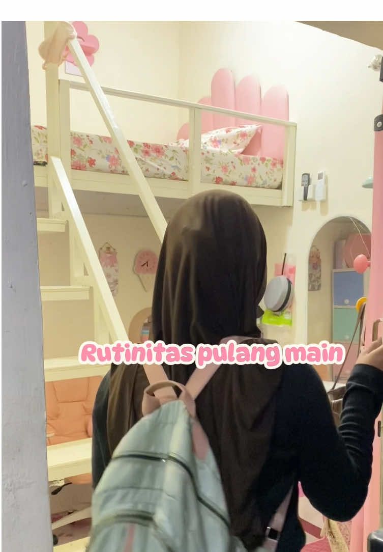Biar kamar wangi, aku semprotin dlu room spray dari unikleen @unikleen.id  sampe lupa tas masih nyangkut di pundak😌 order disini  @It’sJulia #roomspray #rutinitassetiaphari #unikleen #pulang #bersihbersih #fypp 