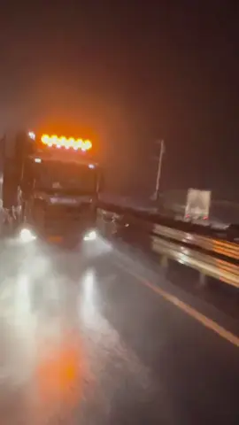 宝贝夜路回家别害怕，我为你照亮前路#Scania #truck #scaniatruck 