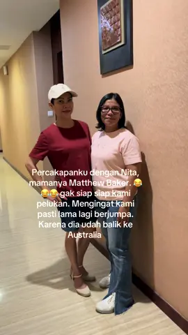 Percakapanku dengan Nita, mamanya Matthew Baker. 😂😂😂 gak siap siap kami pelukan. Mengingat kami pasti lama lagi berjumpa. Karena dia udah balik ke Australia 