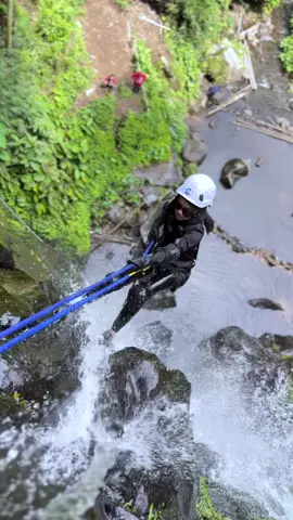 Gini bukan trendnya? 🤪 #canyoneering #canyoning #blakflip #explorecurupadventure 