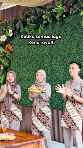 Ketika semua lagu kena royalti 😌 . Ngomong-ngomong tentang ulang tahun, masih berlaku Tumpeng Mini gratis untuk yang ulang tahun looh. . Syaratnya cukup dengan minimal order 100 ribu dan menunjukkan ktp. Yuuuk ajak keluarga dan kerabatmu makan di Bumbu Ireng Yu San Lampung 😊🫶🏻