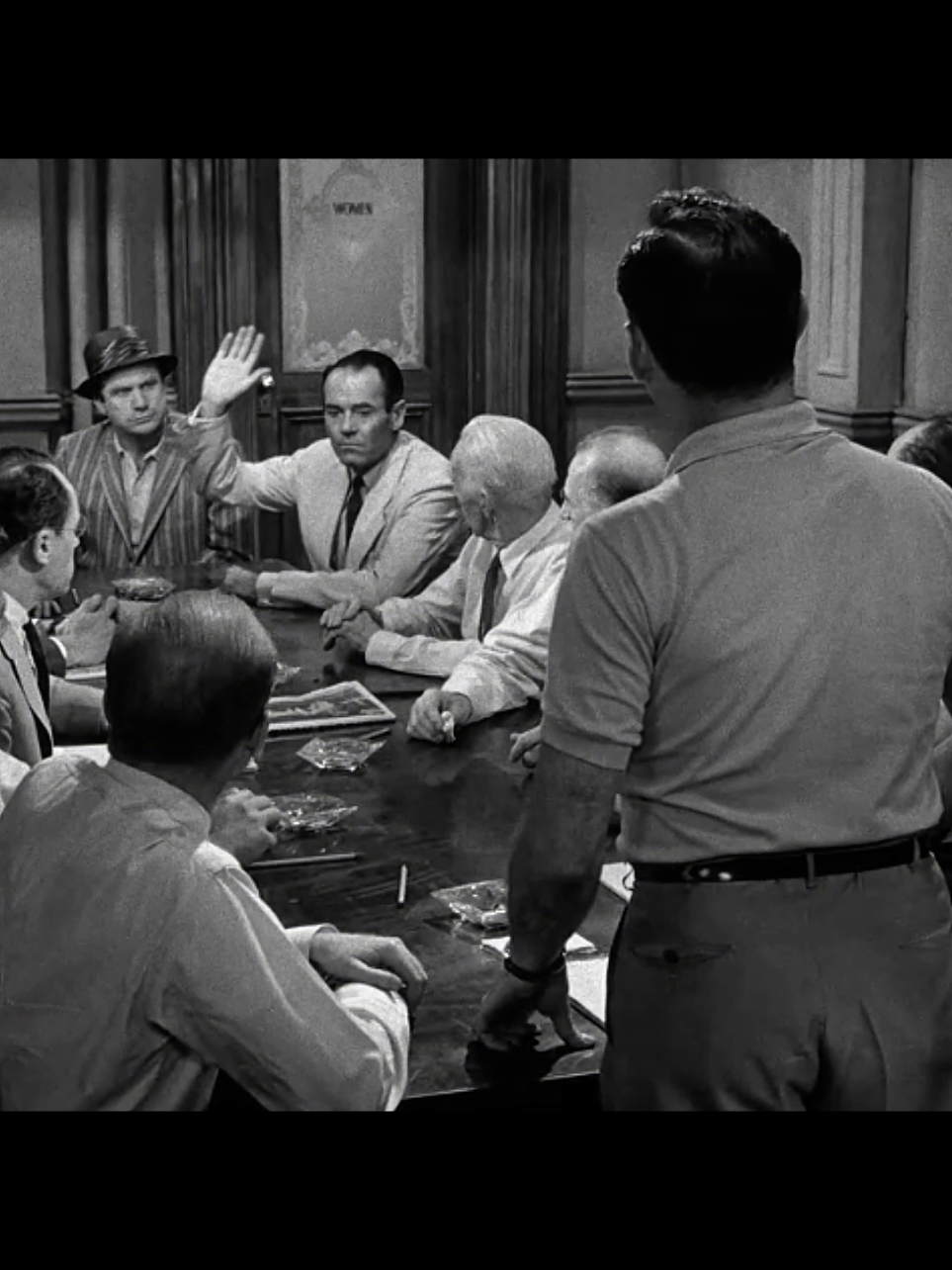 دقيقة واحدة مِن هذا الفيلم تساوي الملايين من الأفلام في وقتنا الحاضر #12angrymen 