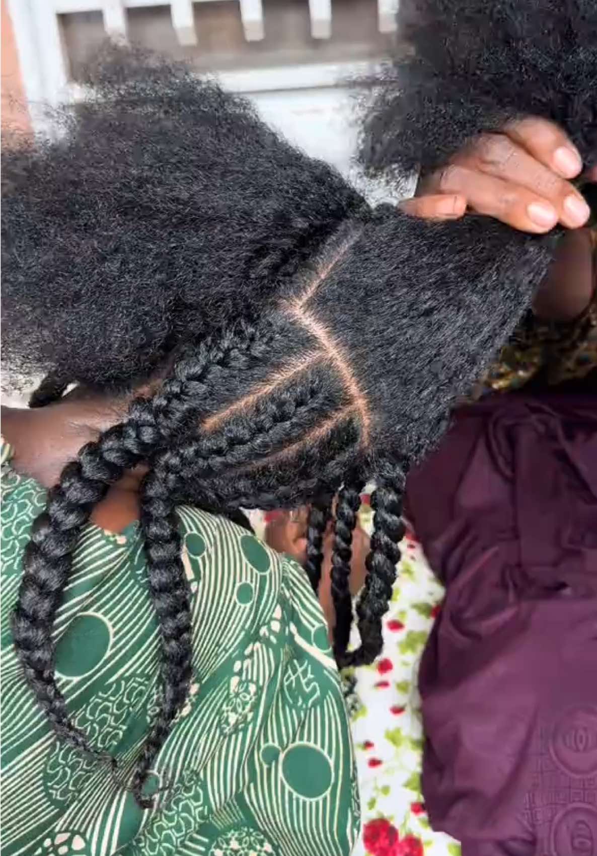 Une coiffure protectrice est une coiffure conçue pour minimiser la manipulation des cheveux et les protéger des agressions extérieures, telles que le froid, le soleil, ou les frottements, ce qui aide à prévenir la casse et favorise la croissance des cheveux.#himbiri #gammepourcheveuxhimbiri 