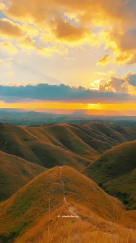 Mau merdeka atau tidak, Rumah tetap Sumba 🔥  - #sumba #sunset #opentrip #travelling #summervibes 