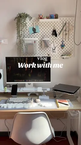 📖☕ Nada como trabajar acompañado de un ambiente lindo y tranquilo. ¿Eres #TeamCozy o #TeamCaótico? 👀 #WorkWithMe #CozyAesthetic #CuteVibes    