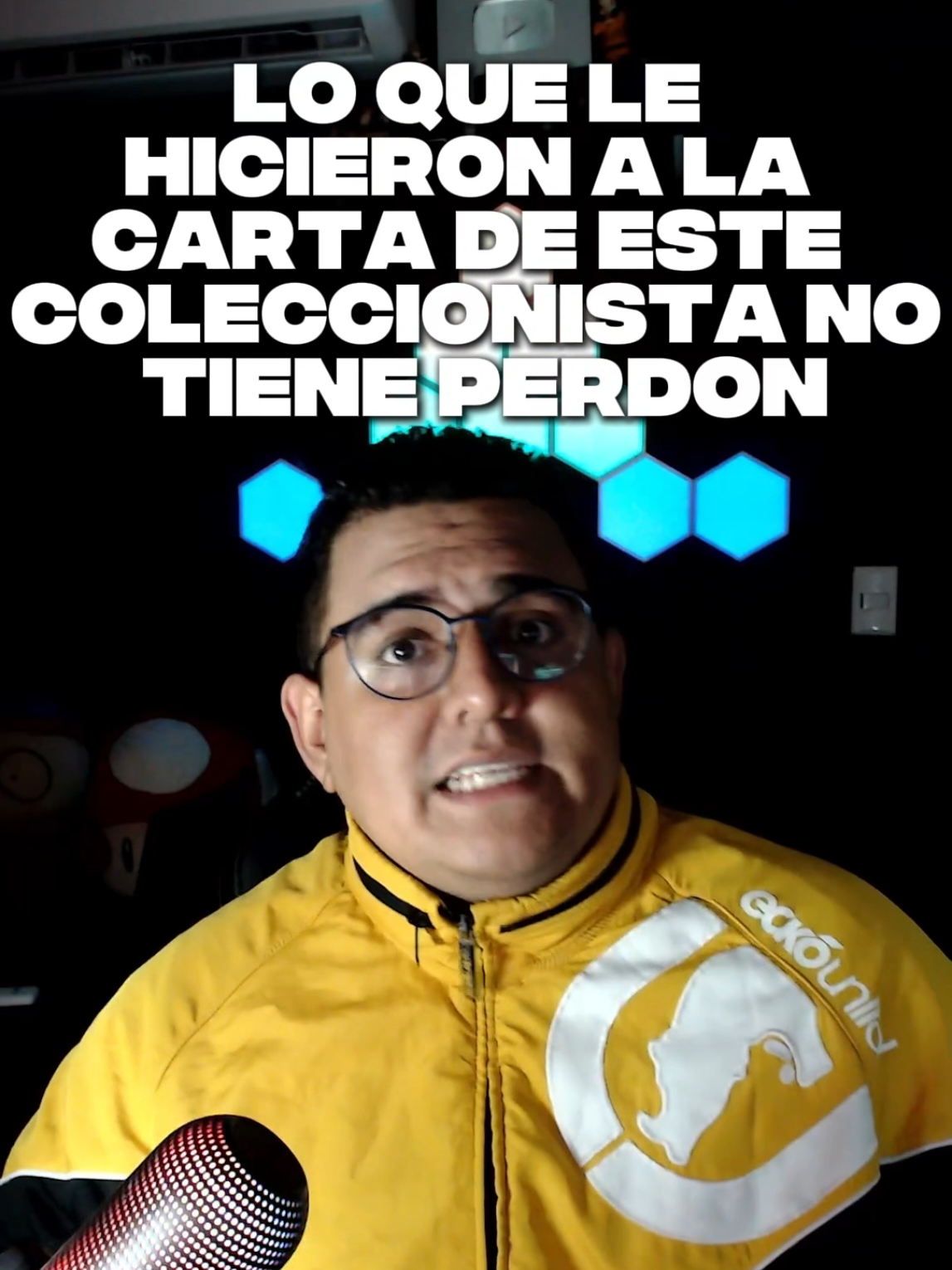 Lo que le hicieron a la carta de este coleccionista no tiene perdon.  😱 Imagínate mandar a gradear tu carta más valiosa para “cuidarla” y recibirla de vuelta hecha pedazos… pues eso le pasó a un coleccionista que confió en TAG, una empresa de gradación de cartas. Todo empezó cuando decidió proteger la infancia de su novia, enviando dos Charizard —uno de Base Set y otro de Base Set 2— para preservarlos en slabs “seguros”. Lo que regresó fue una pesadilla: el Charizard llegó encapsulado llegó con una nota de 7, pero la esquina de la carta literalmente habia sido arrancada 💔🔥. TAG, en lugar de asumir el desastre, solo pidió que devolvieran la carta para “investigar” y re-encapsularla, amenazando con retirar su certificación si no accedían. El problema: nadie confía en devolver una carta de 25 años a quienes ya la arruinaron. Mientras tanto, la comunidad explotó en Reddit y tiktok con fotos, videos y hasta un Venusaur con daños similares que demuestra que no es un caso aislado 🧩. TAG ofreció pagar el valor de mercado, pero solo si recuperaban su caja plástica con la carta dentro, lo que parece más un intento de controlar daños que de compensar al coleccionista. Al final la pareja está devastada, la reputación de TAG se cayó hasta el piso y la confianza de miles de fans quedó hecha trizas. Una lección dura: a veces proteger un tesoro termina destruyéndolo. 🃏💀 #pokemon #tag #gamer #gaming #Nintendo 