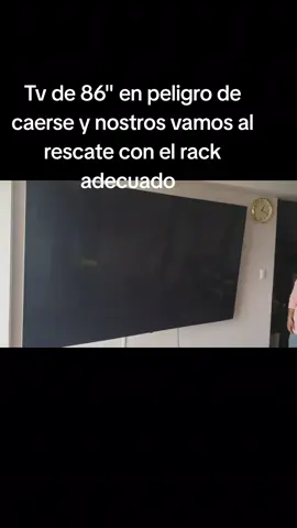 Vsmos al rescate de un tv de 86 pulgadas en peligro de caerse,  pague un poquito mas pero ponga el rack adecuado para su tv para que no le pase lo mismo que a este cliente 🛵  #calidad #bueno #seguro #garantia #rackparatv 
