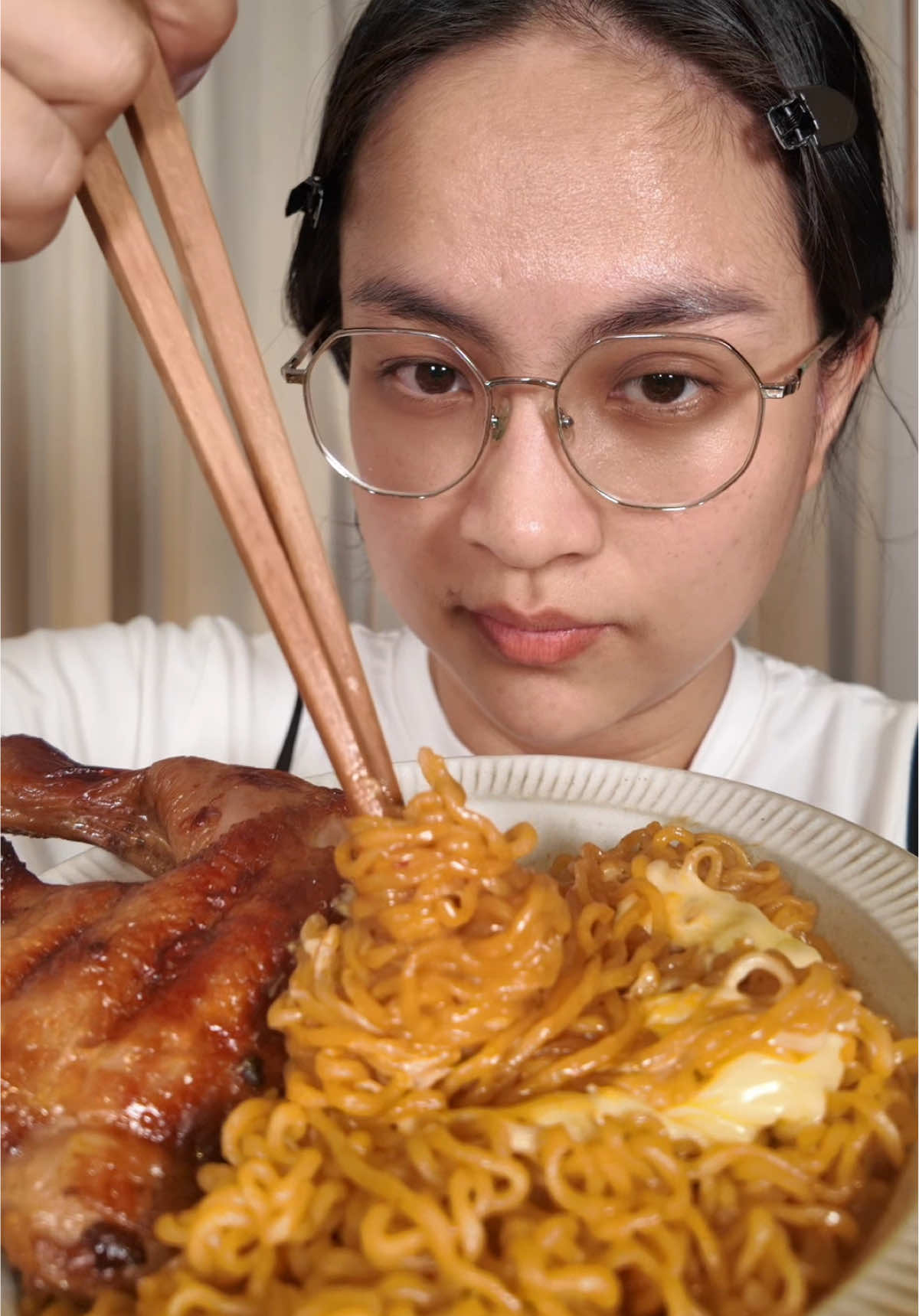 Eating Toomba Shin Ramyeon with grilled chicken. กินมาม่าเกาหลีรสใหม่กับไก่ย่างชิ้นเล็กๆ ไม่เผ็ดมากนัวๆนึกถึงกะทิ ชอบจัง #qunfoheats #noodles #asmrfood #asmreating #กินกับtiktok 