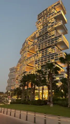 ✨ Plongée au cœur du luxe à Dubaï ✨ La majestueuse façade du Royal Atlantis 🏝️🌇 Un bijou architectural qui illumine Palm Jumeirah ✨ @Atlantis Dubai  #Dubai #RoyalAtlantis #AtlantisTheRoyal #DubaiLuxury #PalmJumeirah #TravelGoals #LuxuryHotel #DubaiLife #UAE
