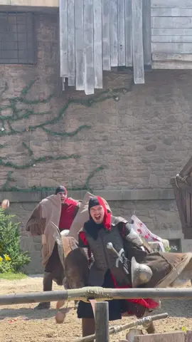 Les pèlerins deviennent des Anglais ! 🖤❤️ #puydufou #secretdelalance #pourtoi 
