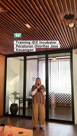 📍IDX Incubator Jawa Timur Kamis, 21 Agustus 2025 peserta IDX Incubator berkesempatan mengikuti sesi pembahasan seputar peraturan Otoritas Jasa Keuangan (OJK) yang menjadi pondasi penting dalam perkembangan industri pasar modal. Dalam kegiatan ini, peserta IDX Incubator diajak untuk lebih memahami bagaimana regulasi OJK berperan dalam menciptakan ekosistem pasar modal yang transparan, sehat, dan berkelanjutan. Dengan wawasan ini, diharapkan startup binaan maupun pelaku usaha dapat semakin siap berinovasi dan berkembang sesuai koridor hukum yang berlaku. ✨ #indonesiastockexchange #akuinvestorsaham #idxjawatimur 