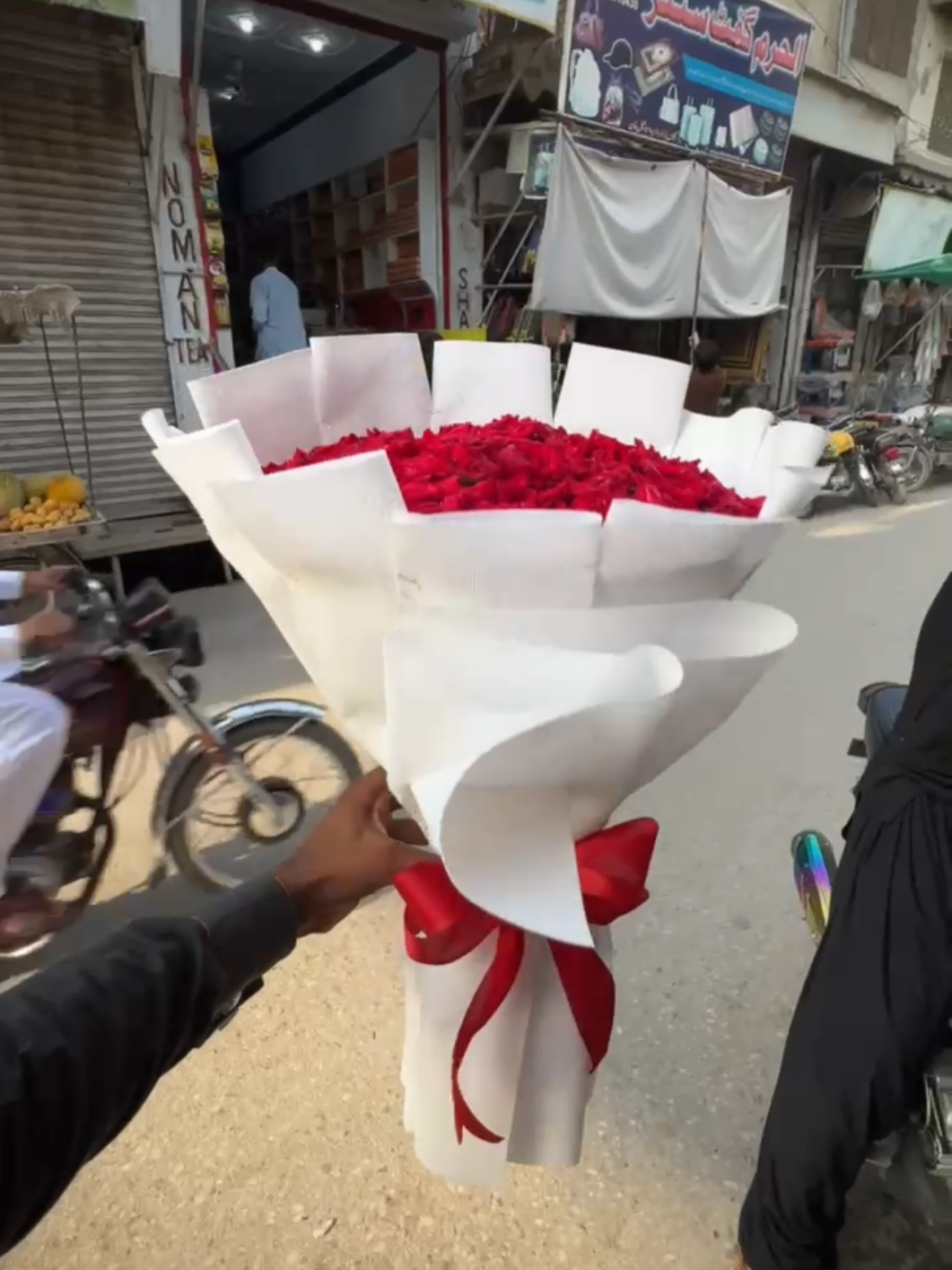 fars flower bouquet 💐🌹💐🌹💐🌹 WhatsApp number 03415557659 delivery available he D I Khan Mai 
