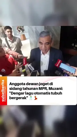 Ketua MPR RI, Ahmad Muzani, memberikan tanggapan terkait viralnya video sejumlah anggota DPR RI yang bergoyang bersama saat rapat tahunan pada Jumat, 15 Agustus 2025 lalu.  Aksi itu menjadi sorotan publik setelah ramai beredar di media sosial dan menuai banyak kritik dari masyarakat.  Masyarakat menilai, sikap para wakil rakyat tersebut tidak mencerminkan keprihatinan terhadap kondisi Indonesia yang saat ini masih menghadapi berbagai kesulitan, baik dari sisi ekonomi maupun sosial.  Banyak pihak menyebut bahwa momen bergoyang itu menunjukkan ketidakpekaan para anggota DPR terhadap situasi rakyat. Ketua Majelis Permusyawaratan Rakyat atau MPR Ahmad Muzani menjawab kritik itu. “Lagu itu karena sebagai upaya untuk merelaksasi, selalu ditempatkan di acara di luar formal,” ucap Muzani di Kompleks Parlemen Senayan, Jakarta, pada Selasa, 19 Agustus 2025. Oleh karena itu, Muzani menganggap aksi para pejabat itu bukan hal yang perlu dipersoalkan. Dia menyebut bahwa orang-orang memang secara naluriah akan berjoget ketika mendengar musik yang bersemangat. “Kalau kita mendengar lagu, apalagi lagunya pas dengan irama-irama yang menyenangkan, merelaksasi itu dengan sendirinya tubuh akan bergerak,” kata Muzani. “Apakah kepala, apakah tangan, atau kaki, atau bahkan badan, tangan, kaki, sampai kepala.” ucapnya. Ia lantas menekankan, aksi menari diiringi lagu di dua perhelatan negara itu merupakan hal yang wajar. #sulselberita #updatelebihcepat