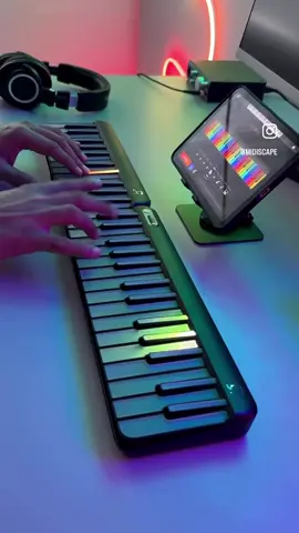 Guess the song? #midikeyboard #popumusic #popupiano #musicproducer #sounddesign 