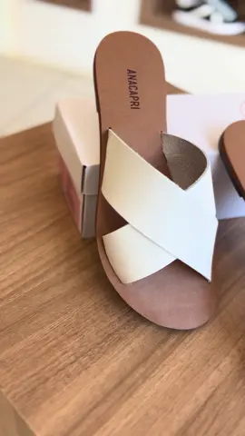 Se você ainda não tem esse modelo de rasteirinha feminina, não sabe o que está perdendo! Ela é versátil e fácil de calçar e nessa versão em couro ainda contamos com uma durabilidade incrível, graças ao seu material mais nobre. Se você se considera minimalista, ela tem tudo pra ser sua queridinha, mas versátil que só ela, funciona super bem na hora de arrematar looks estampados com um calçado mais neutro. Sem erro com ANACAPRI!