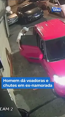Uma câmera de segurança flagrou um homem agredindo violentamente a ex-namorada em via pública, com chutes e uma voadora em São Paulo. Segundo a polícia, a vítima já tinha uma medida protetiva contra o agressor. O caso está sendo investigado 👉 Assista à reportagem completa no #BalançoGeral em R7.com/balancogeralmanha