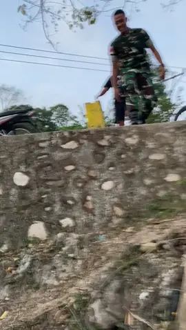 bapa jarang bicara tp dalam hati dia pstikan dia pu anak harus bisa lbh dr dia, puluhan tahun sebagai seorang sopir, siang malam harus trus cari uang, kdg kalau Oto rusak bisa tidur di hutan berhari-hari, sering katong sonde tau bapa tdr krmn pas d hutan, ada makan apa, ada kain pas tdr mlm ko snde, pokoknya yg beliau tau bsk anak pu kebutuhan harus terpenuhi. tapi  hari ini yaaa betul hari ini beliau dgn bangga bisa lihat kedua jagoan kecil ( bungsu 6 dan 7 dari 7 bersaudara) pulang cuti bersamaan dgn seragam impian.  dan jujur baru ini kali ktg lihat bapa menangis tersedu-sedu begini. 😇 #nttpride🏝🔥 #tniindonesia🇮🇩 #tnial #tniad 