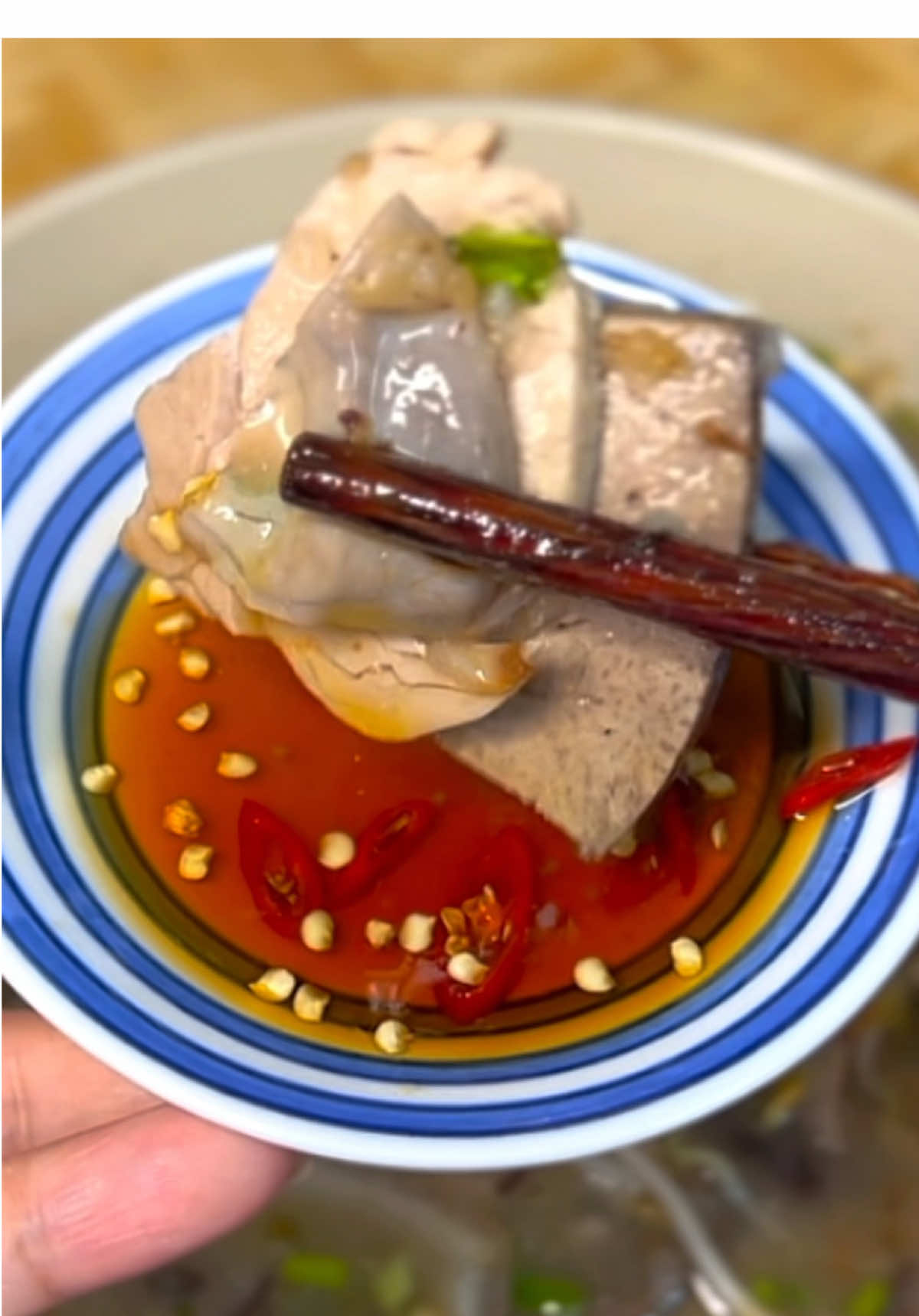 Trời mưa gió như này thì chỉ có tô cháo lòng nóng hỏi vừa thổi vừa ăn mới làm ấm cái lòng của em thoai ạh👍👍👍 #cháo_lòng #ẩmthực #mónngon #food #MónLinhNấu 
