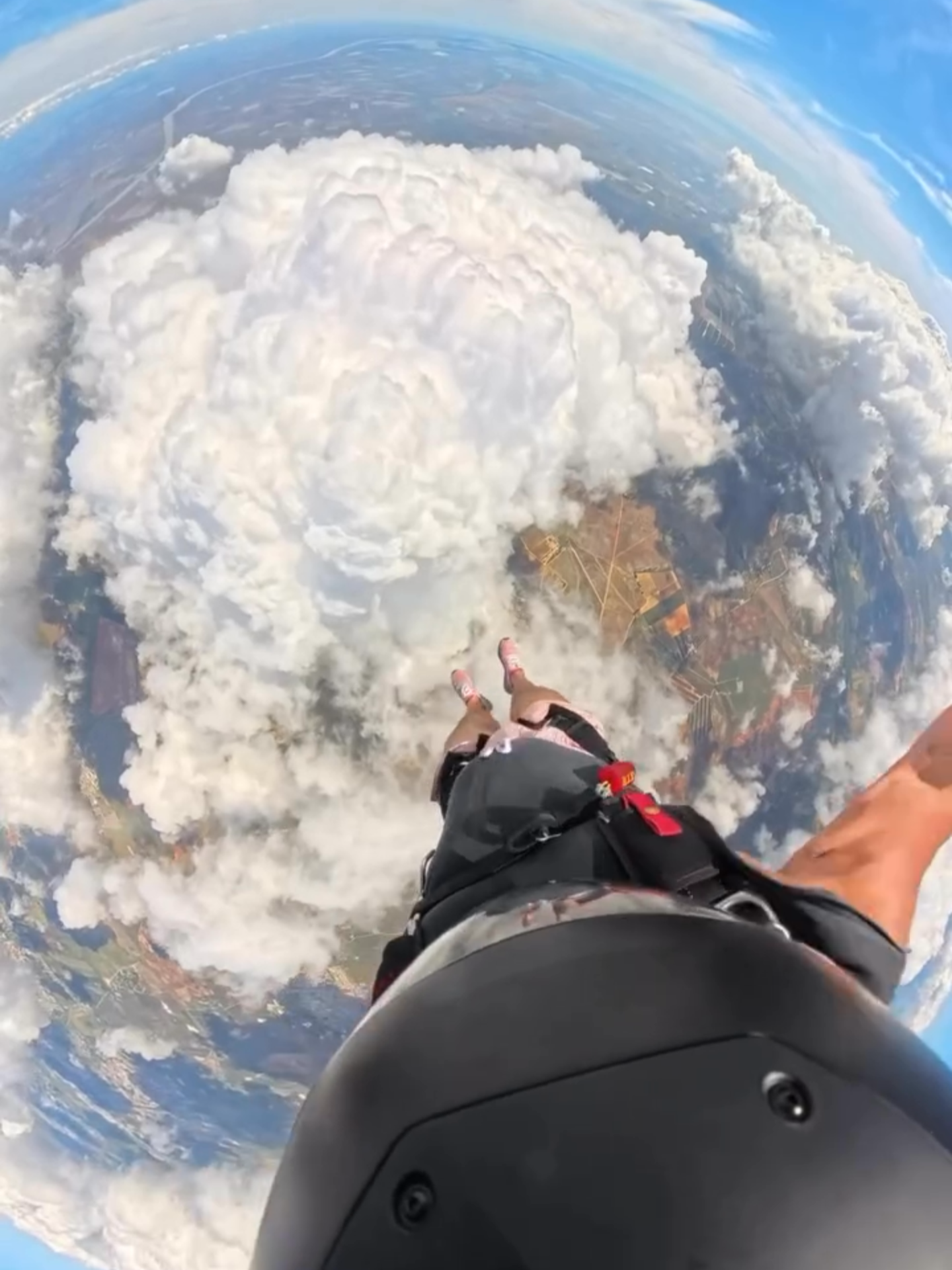 So we don't bounce on clouds? 🤔 ( 🎥 @bigboyben04 ) #Unreel #Extreme #Skydiving #Sendit