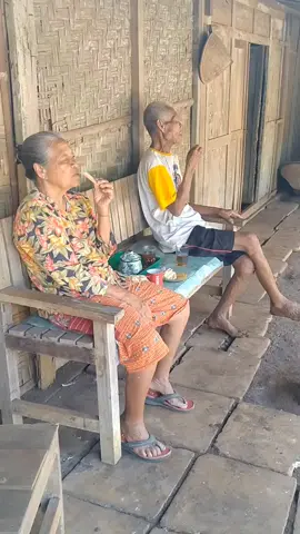 sehat selalu nggeh pak mbok#keduaorangtua #bahagiaitusederhana #sehatselaluorangtuaku #suasanadikampung #suasanapedesaan #kampunghalaman #gunungkidul #yogyakarta #lewatberanda #berandamu #berandatiktok #tiktokviral #tiktokviralvideos #lewatberandafyp #berandafyp #tiktokfyp 