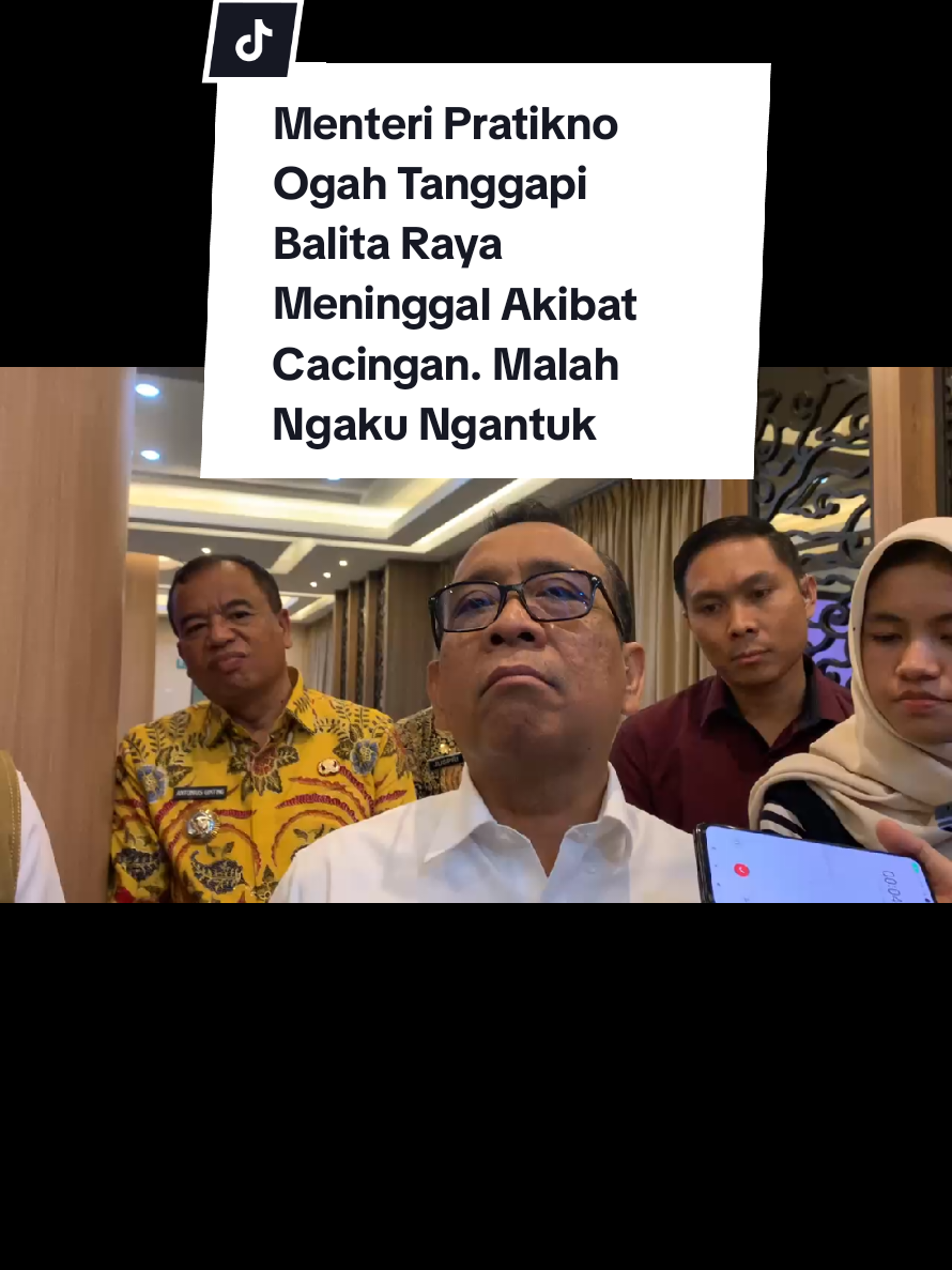 Menteri Koordinator Bidang Pembangunan Manusia dan Kebudayaan (Menko PMK) Pratikno bungkam terkait kasus Raya, balita berusia empat tahun di Sukabumi, Jawa Barat, yang meninggal akibat infeksi cacingan.   Pratikno hanya mengatakan bahwa detail kasus tersebut sepenuhnya ditangani oleh Kementerian Kesehatan (Kemenkes). “Mungkin anu ya, Kemenkes yang ngawal cukup detail,” katanya kepada awak media di Kantor Kemenko PMK, Jakarta, Kamis (21/8/2025).   Lebih lanjut, Pratikno pun kembali menegaskan permasalahan ini akan ditangani Kemenkes. “Nanti di Kemenkes ya. Mungkin akan boleh...”   Namun, ketika awak media akan menanyakan lebih lanjut mengenai koordinasi pemerintah terkait masalah ini, Pratikno berkelakar dirinya mengantuk. “Enggak tau saya ini agak ngantuk dikit ini,” kelakarnya sambil menunjuk dirinya.   Diketahui, Raya (3) asal Sukabumi, Jawa Barat meninggal dunia setelah dirawat sembilan hari di rumah sakit akibat cacingan akut. Menurut Relawan Rumah Teduh Sukabumi bahwa perawatan medis yang dijalani Raya sempat terkendala biaya karena tidak memiliki identitas resmi maupun kepesertaan BPJS Kesehatan.   Rumah Teduh Sahabat pun menjadi pihak yang mendampingi pengobatan Raya, bahkan harus menanggung biaya hingga Rp23 juta karena tidak tercatat sebagai peserta JKN (Jaminan Kesehatan Nasional). #balitaraya #cacingan #sukabumi 