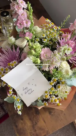 woke up feelin twennytwoooo🤓 most gorgeous flowers from the most gorgeous girlsssss🫂💋