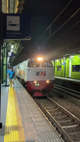 KA. Argo Semeru masuk St. Gambir 03:58 WIB  #railfans #railfansindonesia #keretaapiindonesia #kai121 #traveling 