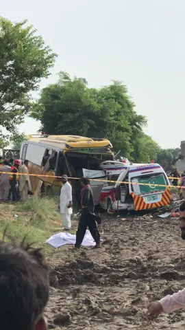 رحیم یار خان کوٹ سمابہ  بستی محمد نگر کے قریب خوفناک حادثہ متعدد ہلاکتیں ریسکیو  کی گاڑی اور بس کے درمیان خوفناک تصادم کئی افراد زخمی لگی ہے 8 ہلاکتیں ہو چکی ہیں