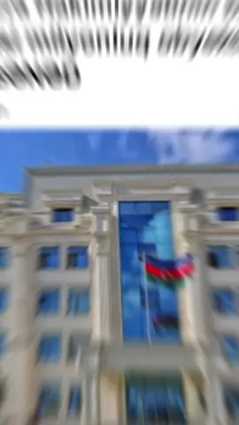 Azərbaycanda vəzifəli şəxslərin böyük bizneslərə, obyektlərə sahib olmaları artıq adi hala çevrilib. Dövlət qrumlarında işləyən məmurların sahib olduqları var-dövlətlə aldıqları məvaciblər isə böyük ziddiyyət təşkil edir. Binəqədi Rayon İcra Hakimiyyəti Başçısının Aparatın Rayon təsərrüfatı şöbəsinin baş məsləhətçisi vəzifəsində çalışan Dəmirli Seyfəddin Allahverdi oğlu dəyəri bir neçə milyon manat olan obyektə sahibdir.   Dəmirli Seyfəddin AzFakt.com-un əldə etdiyi məlumata görə Binəqədi rayon İcra Hakimiyyəti Aparatın Rayon təsərrüfatı şöbəsinin baş məsləhətçisi Seyfəddin Allahverdi oğlu Dəmirli öz adına Bakı şəhəri Nərimanov rayon Əhməd Rəcəbli 186 ünvanında 4 mərtəbəli bir neçə milyonluq obyektə sahibdir.  Dövlət Şəhərsalma və Arxitektura Komitəsinin rəsmi saytında yerləşdirilən məlumatda bildirilir ki, tikinti sahəsi 604.2 kvadrat olan 4 mərtəbəli zirzəmili, mansardalı obyektə 07584 nömrəli istismara hazırlıq rəyi FHN tərəfindən 23.06.2025-ci ildə verilib.   Ümumi sahəsi 3426.72 kvadrat olan obyektin hazırkı bazar qiymətinin  5 milyon manatdan çoxdur.       Bildirək ki, Seyfəddin Dəmirli 2022-ci ilin iyul ayından Binəqədi Rayon təsərrüfatı şöbəsinin baş məsləhətçisi (mühəndis) vəzifəsinə təyin edilib.   O, əmək fəaliyyətinə 15.03.2018-ci ildə Azərbaycan Avtomobil Yolları Dövlət Agentliyinin 