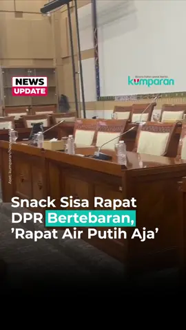Setiap rapat di DPR RI, selalu tampak sebuah kotak kecil yang berisi snack. Kotak itu diletakkan di atas meja anggota dan peserta rapat lainnya. Sayangnya, snack-snack itu seringkali tak dihabiskan oleh para anggota. Tapi, di setiap rapat yang dilakukan berulang kali dalam sehari, snack-snack baru terus diberikan. Ketua Komisi III DPR RI, Habiburokhman pun berkomentar. Ia menilai, seharusnya tak perlu setiap rapat harus diberikan snack. “Snack itu menurut saya kadang-kadang juga nggak pas. Kayak misalnya kita rapat Komisi III itu rapat, sehari tiga rapat. Begitu ganti snack, ganti rapat paling cuma durasi 2 jam, ganti snack lagi. Padahal sebagian besar anggota itu kayaknya sih nggak makan snack itu,” ucap Habiburokhman di Kompleks Parlemen, Senayan, Jakarta Pusat pada Kamis (21/8). Karena itu, Habiburokhman menyarankan tidak perlu ada snack setiap rapat di DPR. Ini bisa jadi komponen efisiensi baru untuk anggaran DPR. “Jadi, rapat itu air putih aja. Air putih cukup, karena air putih kan orang perlu dalam 3 jam minum, tapi kalau makanan, usia 50 tahun ke atas itu sudah susah lah makan makanan yang kayak begituan, harus jaga,” tambahnya. Sementara, Ketua DPR RI Puan Maharani pun mengimbau agar snack yang diberikan kepada seluruh anggota itu agar dihabiskan. Ia tak mau mubazir. Ketua DPR RI Puan Maharani pun mengimbau agar snack yang diberikan kepada seluruh anggota itu agar dihabiskan. Ia tak mau mubazir. 📸: Dok. kumparan/Nasywa Athifah. Follow WhatsApp Channel kumparan untuk dapat Informasi terpercaya dikirim langsung ke WhatsApp kamu. Ketik kum.pr/WAchannel di browser kamu sekarang, agar bisa share informasi tanpa ragu. #newsupdate #update #news #videonews #habiburokhman #efisiensi #anggotadewan #rapatdpr #puanmaharani #dpr #info #infoterkini #berita #beritaterkini #bicarafaktalewatberita #kumparan
