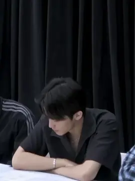rambut hitam + kemeja hitam + kacamataan = combo maut #mark #marklee 