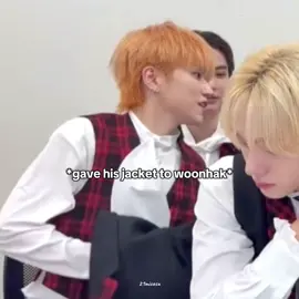 Riwoo kasih woonhak jaketnya soalnya dia pake celana pendek takut keliatan. Nah yg lain pada ikutan deh wkwkwk #boynextdoor #kpop #fyp #보이넥스트도어 #추천떠라 @BOYNEXTDOOR 