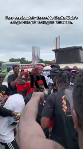 Fans passionately danced to Shatta Wale’s songs while protesting his detention. #shattawale #fypシ #ghanatiktok🇬🇭 #trendingnews #trendingvideo 