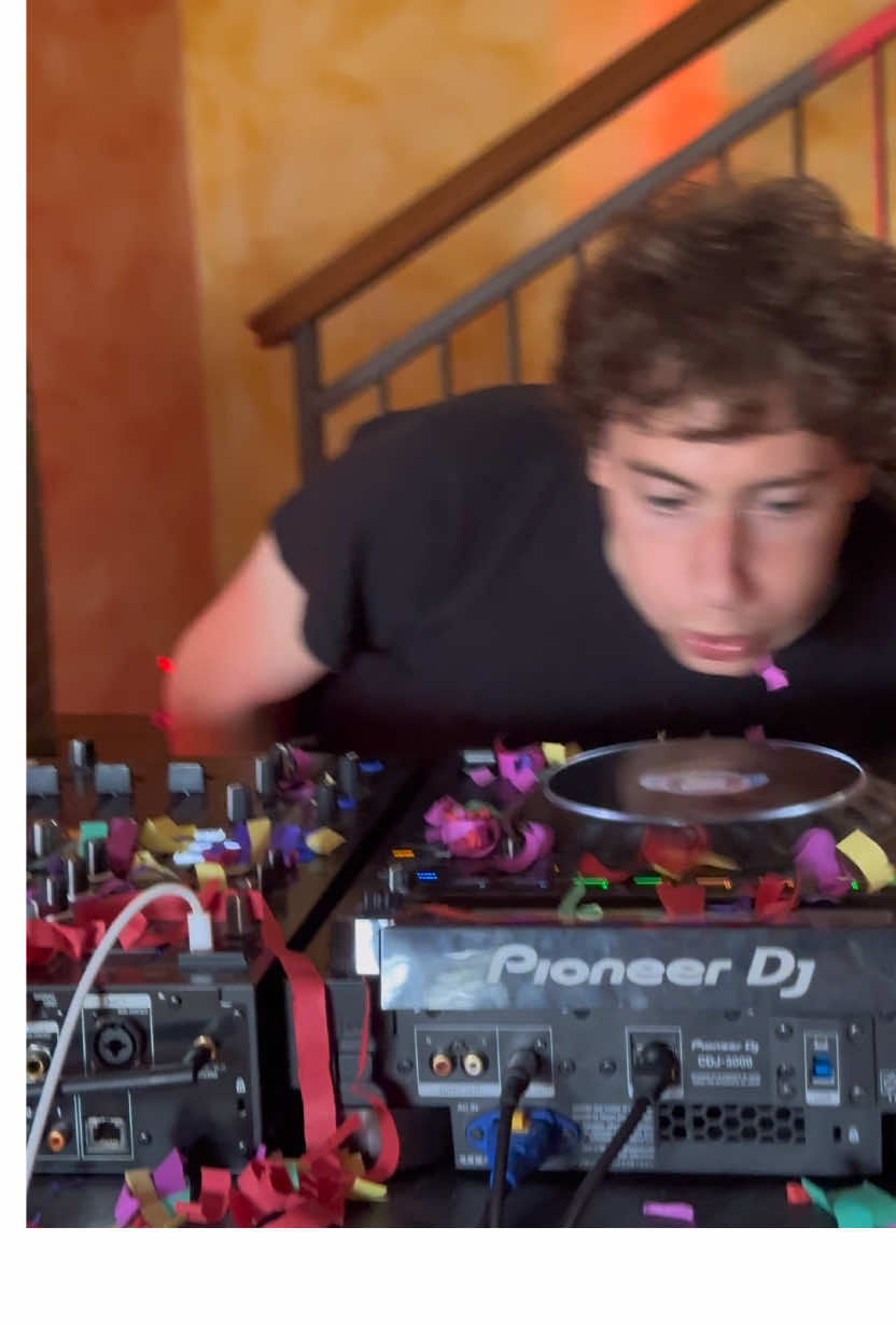 It’s my b-dayyyy 🥳🤪!! Pump up the volume and call the fire department 🚒💨 #bday #dj #years #djset #crazy 