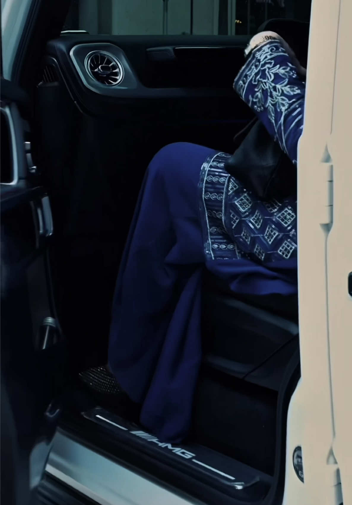 Tempat ni penuh dengan warna, tapi dalam video ni, semuanya nampak misteri. Cuba teka aku dekat mana? Apa aku buat dekat sini? 👀