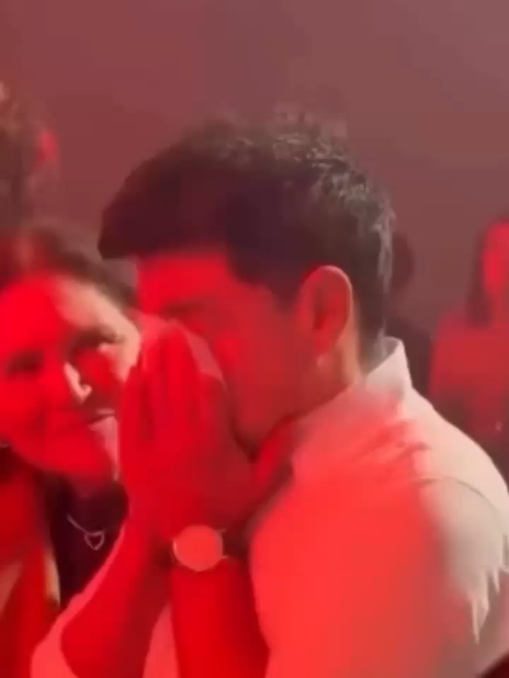 Zezé se emociona com música 'É o amor', feita para Zilu, no batizado da filha