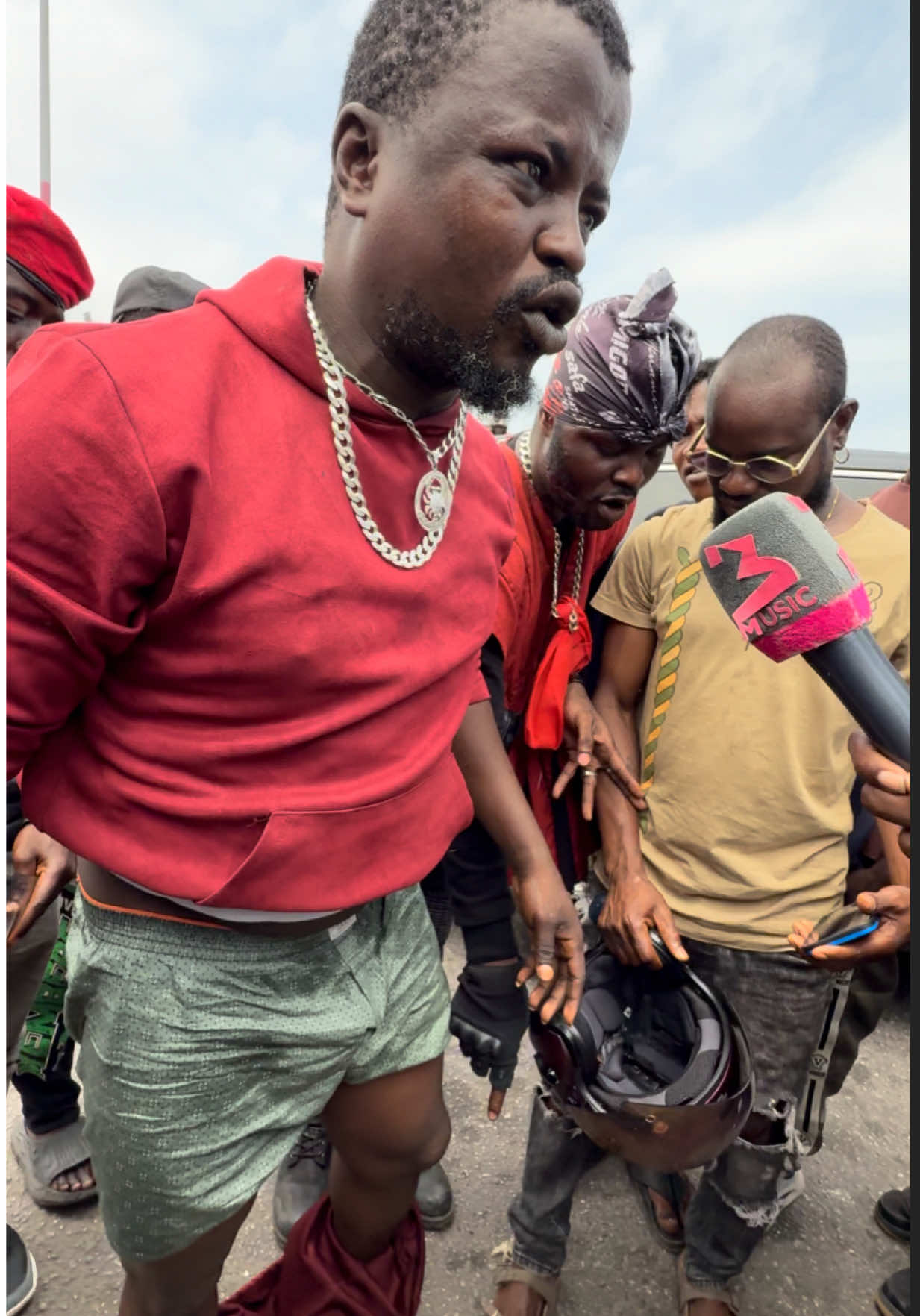Shock 😮 Shatta Wale fan go nâķèď at EOCO office | Ghana Dancehall artiste Shatta Wale storm the headquarters of the Economic and Organised Crime Office (EOCO) following his detention over an alleged tax probe, money laundering, tax evasion, and possession of suspected criminal proceeds. The artiste was detained yesterday after being invited by the investigative body.
