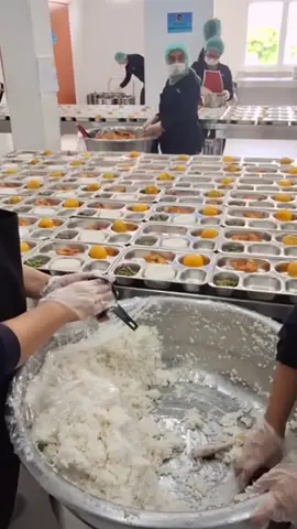Makanan Bergizi Gratis menjadi program Presiden @prabowo untuk melahirkan generasi bangsa sehat dan menjadi generasi Indonesia emas. Di sekolah rakyat menengah Bekasi di mana standar Makanan Bergizi di sini sangat memenuhi standar MBG yaitu standar 4 sehat 5 sempurna, dengan kosumsi Protein, Karbo, Buah dan Susu. Mereka para murid (Sekolah Rakyat) Mendapatkan Makanan 1 hari 3 kali yaitu Pagi, siang dan Malam hari. Dari sini mereka di atur kadar kecukupan nutrisi dan juga protein agar Murid Murid Sekolah Rakyat ini melahirkan Lulusan generasi hebat dan generasi emas seperti tujuan pemerintah. #makananbergizigratis #sekolahrakyat #bekasi #prabowosubianto 