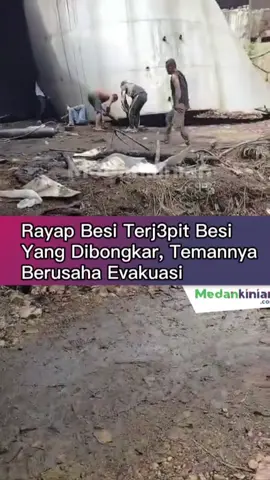 Sebuah peristiwa di eks pabrik yang di jarah rayap besi di daerah Mabar Kota Bangun jalan Yos Sudarso Medan, Rabu (20/08/25).  Tampak terlihat ada rayap besi terj3pit dibawah besi besar yang di bongkar mereka. Terlihat sejumlah orang sedang mencoba mengev*kuasinya.