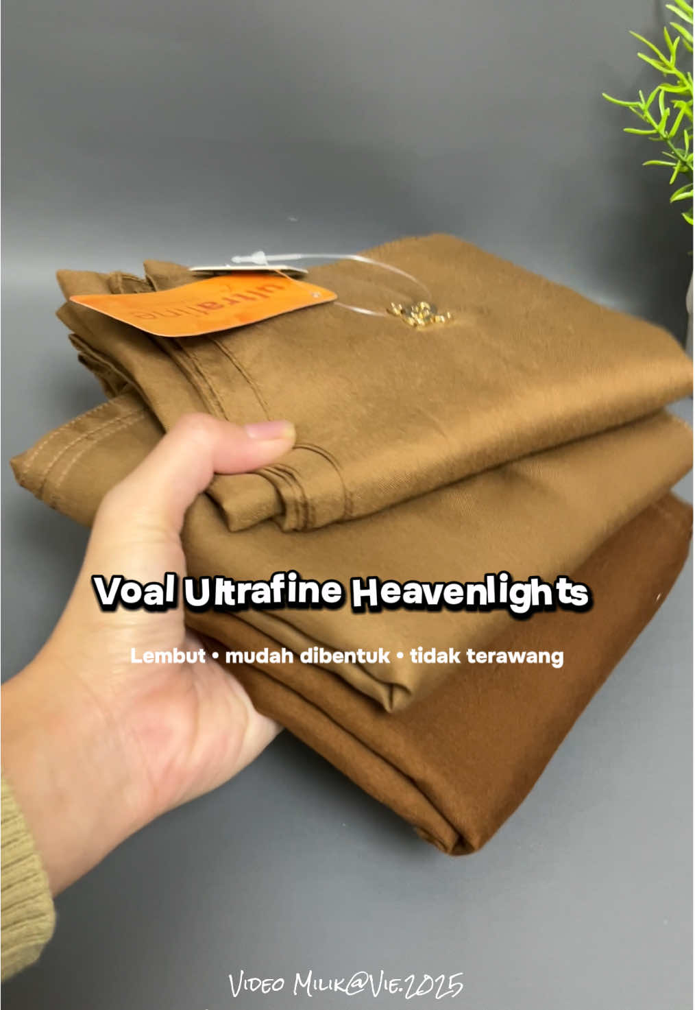 Siapa sih yang gak tau hijab @Heaven Lights Official 🤗 wajib banget punya minimal satu warna! 🙌🏻✨ #hijabvoalpremium #voalultrafine #hijabsyari #hijabheavenlights #heavenlights 