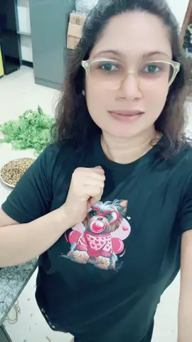 ව්‍යාපාරයක් කරන ඕනිම කෙනෙක්ට ව්‍යාපාර රහස් තියෙනවා. සාමාන්‍යයෙන් එක් ව්‍යාපාරයක තොරතුරු තවත් තවත් ව්‍යාපාරිකයින් එක්ක බෙදාගන්නේ එක්තරා සීමාවකට. අවාසනාවට අපේ රටේ හතු පිපෙනවා වගේ ක්ශනිකව පටන් ගන්න online ව්‍යාපාර හිමි පිරිස දැන් ඒ සීමාවට විවිධ නිර්වචන දෙනවා... ❌කුහක කම ❌තව කෙනෙක් නැගිටිනවා බලන් ඉන්න බැරි කම ❌ලොකුකම ❌ඉරිසියාව  මේවා තමයි ඒ නිර්වචන. මේ නිර්වචන දෙන නිසාම ඒ අය සැබෑ ව්‍යාපාරිකයෝ නොවෙනවා. හේතුව තමයි තමන් හිතනවනම් කෙනෙක්ගේ ව්‍යාපාරයක් ගැන සියලුම රහස් , සියලුම විස්තර තමන් ඇසූ පමනින් ඒ අය ඒවා කියන්න ඕනි කියලා ඔයා සරලවම ව්‍යාපාර ගැන , ව්‍යාපාරික ප්‍රතිපත්ති ගැන , ව්‍යාපාර සම්බන්ද පසුබිම ගැන ඔයා නොදන්නවා කියන එක.එක. ඔයා එහෙම හිතනවනම් සහ ඔයාගේ අවශ්‍යතාවය ඉටු නොවුන විට තවත් ව්‍යාපාරිකයෙක්ට මේ වගේ සැර වචන ඍජුව එල්ල කරනවනම් ඔයා ව්‍යාපාරිකයෙක් විදිහට පරාජිතයෙක්.  දැනගෙන ආරම්භ කරන්න... සෑම ව්‍යාපාරයකටම ඔවුන්ට ආවේනික රහස් තිබෙනවා. 
