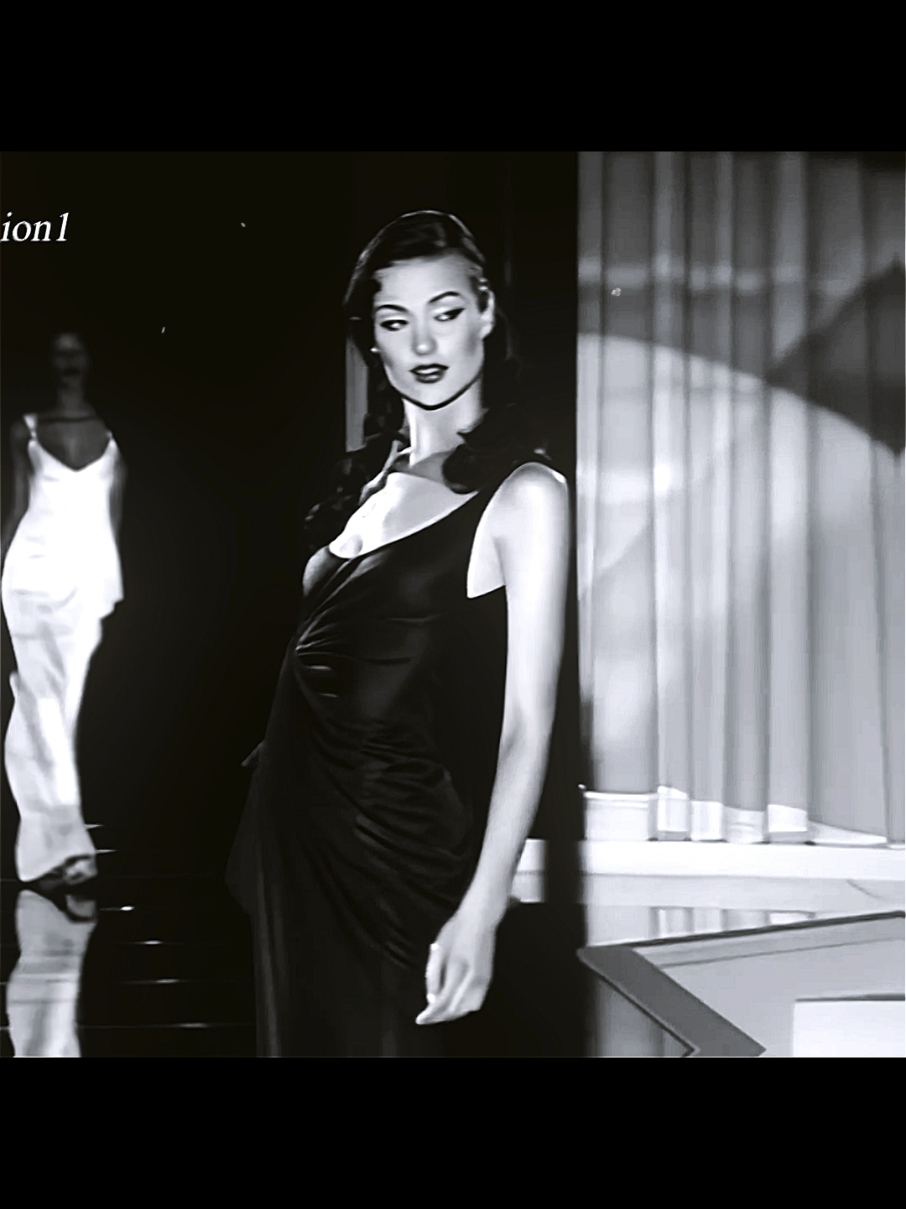 i actually stopped editing the versace show i promise but my ae is broke atm so this is old | #shalomharlow #SuperModel #90smodel #katemoss #edit  gianni versace spring summer fashion show 1995