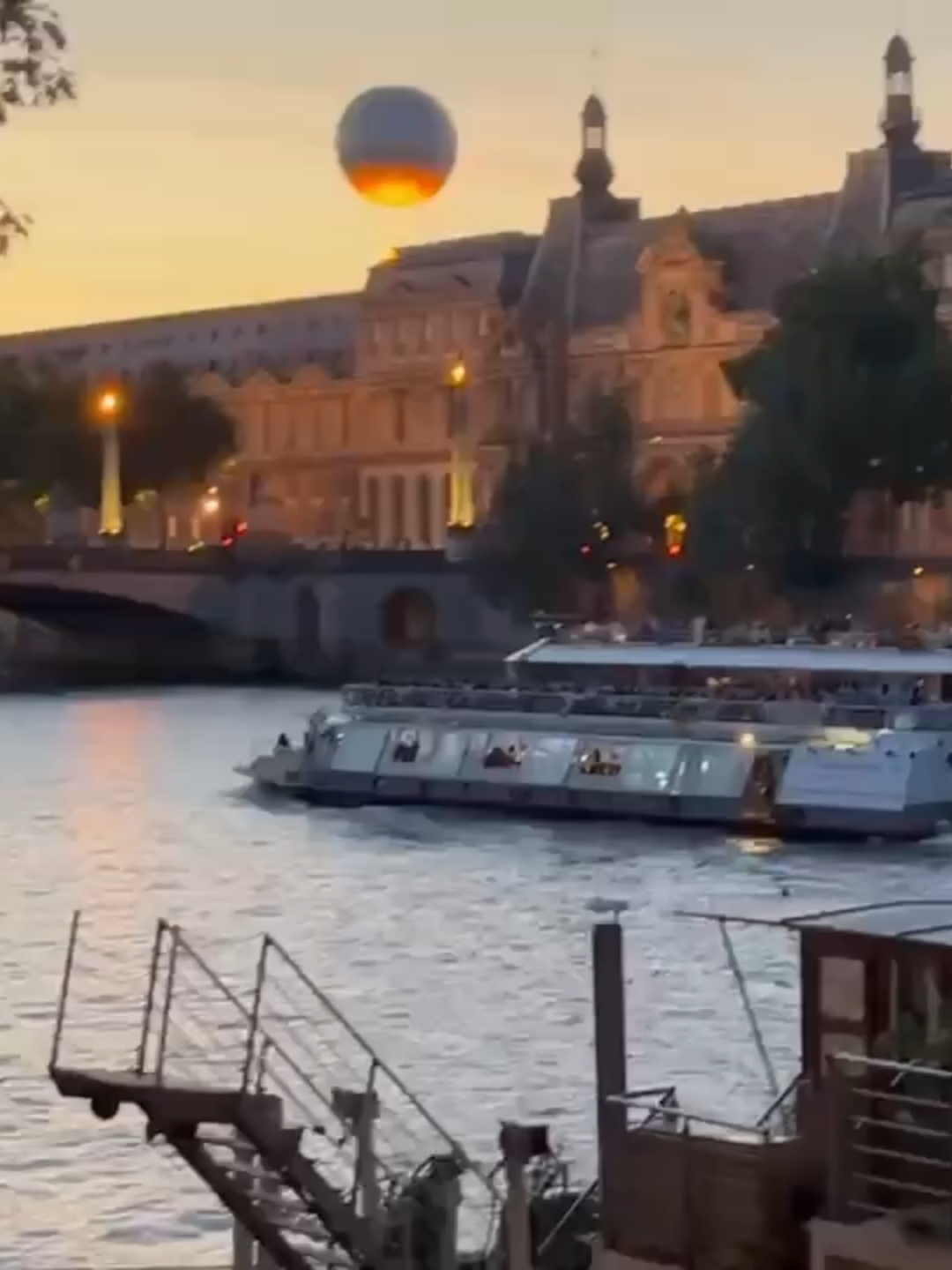 # paris # Au cœur du Parc André Citroën, en bord de Seine, le Ballon Generali #presque au coucher du soleil #Gonflé à l’hélium, le ballon Generali de Paris s’élève naturellement dans les airs jusqu’à 150 m de haut, emportant à son bord jusqu’à 30 passagers. Il est relié au sol par un câble, d’où son nom de grand ballon captif. Il offre un vol d’une dizaine de minutes, qui permet d’admirer Paris depuis le ciel en toute sécurité : une expérience magique !