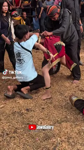 ini lah kesenian Jawa, rogo sukmo dadi siji wadah nag musik menjadikan suatu tarian yg di nmakan jaranan,sakit di rasuki itu lebih sakit yg di namakan sakit hati yg sulit terobati