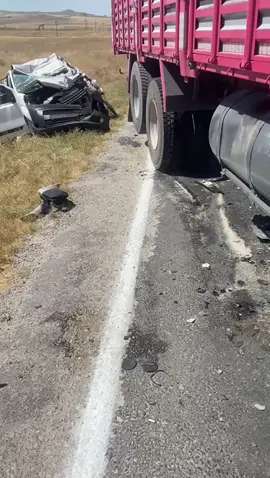 ZİNCİRLEME KAZADA 10 KİŞİ YARALANDI Sungurlu-Boğazkale yolunda meydana gelen 5 aracın karıştığı zincirleme trafik kazasında 10 kişi yaralandı.  5 ARAÇ KARIŞTI Alınan bilgiye göre, Sungurlu-Boğazkale yolunda Erdal C. idaresindeki 19 AEC 352 plakalı otomobil, Ramazan Y. yönetiminde ki 19 UC 493 plakalı kamyon, Hasan H. idaresindeki 06 AT 2361 plakalı araç, Yıldıray A. idaresinde ki 19 AFN 874 plakalı kamyon, Tarık Furkan A. idaresindeki 07 HGZ 60 plakalı aracın karıştığı zincirleme trafik kazası meydana geldi. İhbar üzerine kaza yerine 112 ekipleri sevk edildi.  YARALILAR VAR Kazada Ali Eymen H., Erva Nur H., Zeynep H., Hasan H., Hüseyin H., Faruk A., Fatma A., Furkan A., Serkan A. ve Ela Nur A. yaralandı. Yaralılar ilk müdahalelerinin ardından ambulanslarla hastaneye kaldırılarak tedavi altına alındı.
